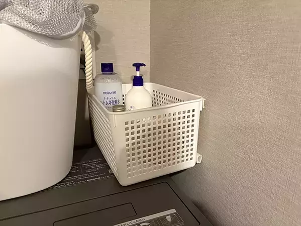 バスケットに配線カバーを貼るだけ！　キッチンの収納スペースを増やすアイディアに「これは嬉しい」