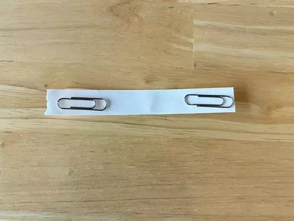 100均アイテム4つで完結！　穴を開けない写真の飾り方に「この手があったか！」