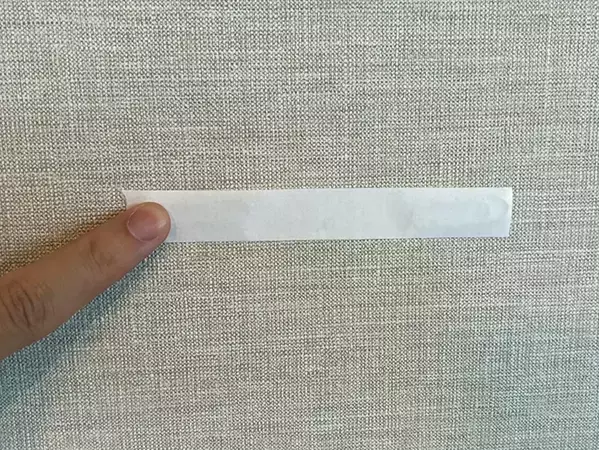 100均アイテム4つで完結！　穴を開けない写真の飾り方に「この手があったか！」