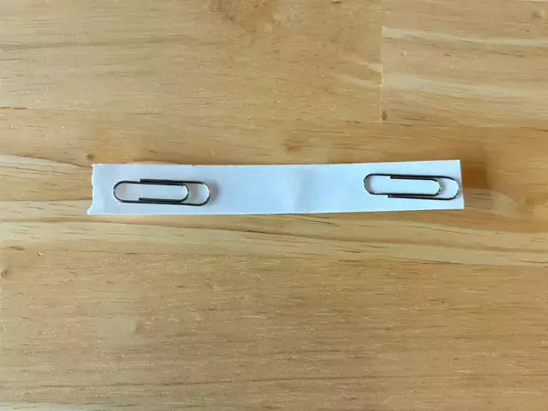 100均アイテム4つで完結！　穴を開けない写真の飾り方に「この手があったか！」