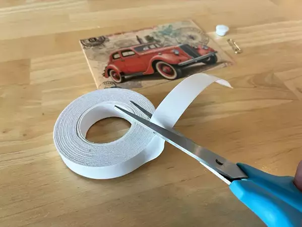 100均アイテム4つで完結！　穴を開けない写真の飾り方に「この手があったか！」