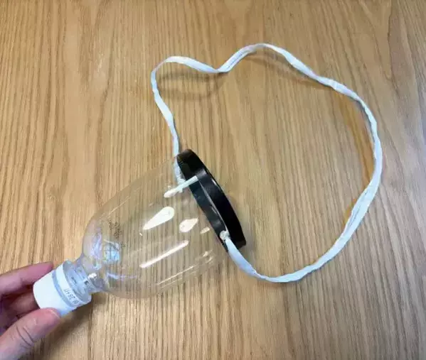 書道筆の『飛び散り問題』が解決！　ペットボトルを使った裏ワザで「洗面台が汚れない」