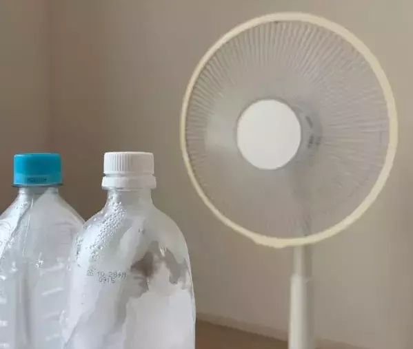 扇風機の前に置いた2本のペットボトル　15分後の室温変化に驚いた！