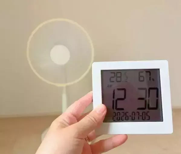 扇風機の前に置いた2本のペットボトル　15分後の室温変化に驚いた！