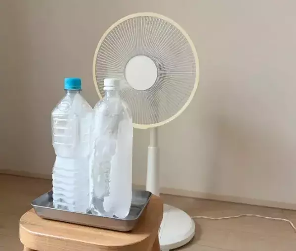 扇風機の前に置いた2本のペットボトル　15分後の室温変化に驚いた！