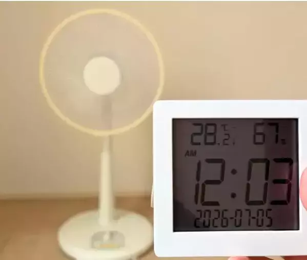 扇風機の前に置いた2本のペットボトル　15分後の室温変化に驚いた！