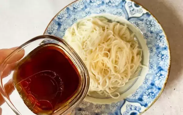 そうめんに『大さじ2杯』かけてみて！　めんつゆじゃない食べ方に「一味違って好きかも」【10分レシピ】
