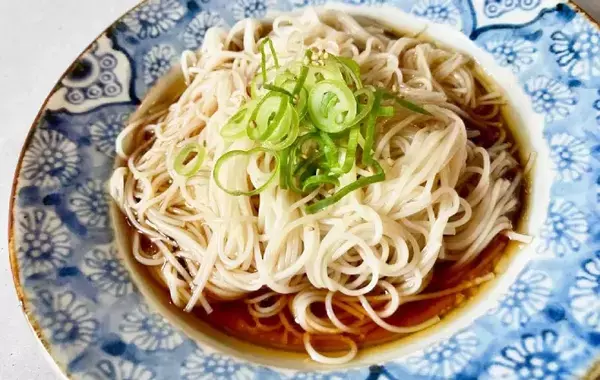 そうめんに『大さじ2杯』かけてみて！　めんつゆじゃない食べ方に「一味違って好きかも」【10分レシピ】
