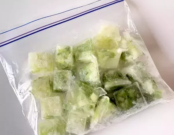 100均で買った製氷皿　水と一緒に入れたのは…「考えた人天才」「夏に最高」