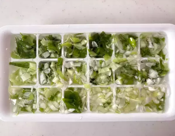 100均で買った製氷皿　水と一緒に入れたのは…「考えた人天才」「夏に最高」