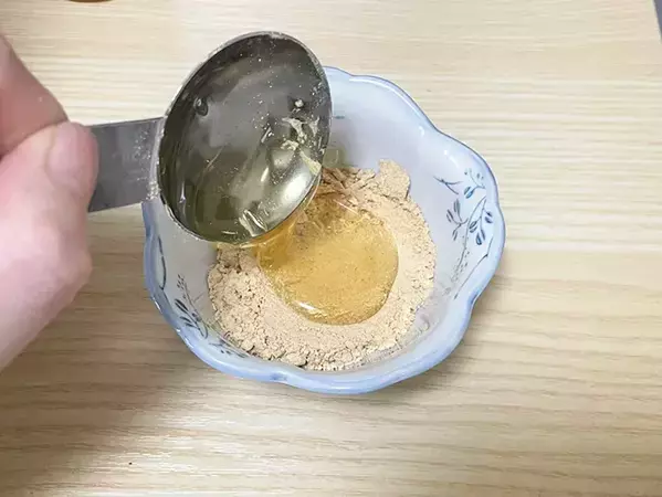 きな粉を練ります　10分でできるトーストアレンジに「手がべたつかない」「どこから食べてもおいしい」