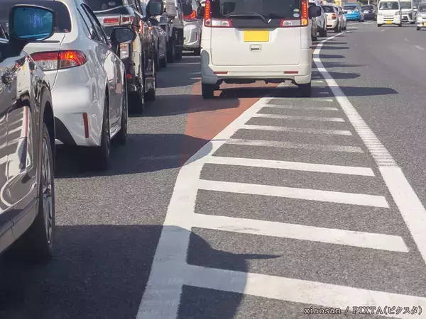 「入っちゃダメなんだっけ…」道路にある『ゼブラゾーン』は通行してもいいの？　弁護士に聞いた！