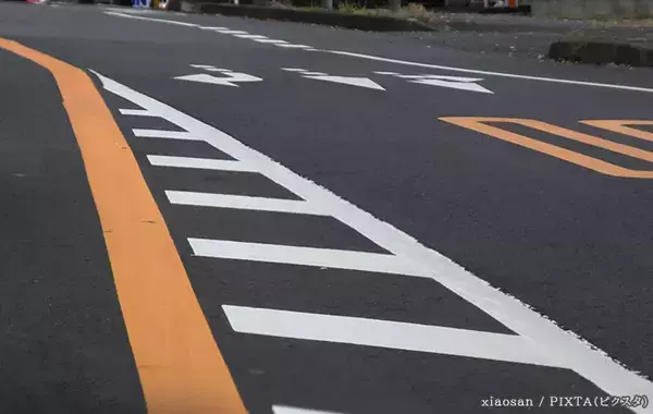 「入っちゃダメなんだっけ…」道路にある『ゼブラゾーン』は通行してもいいの？　弁護士に聞いた！