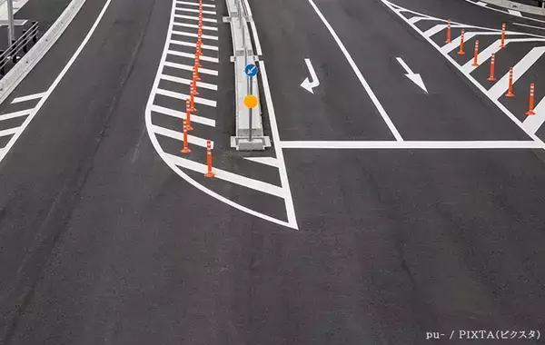 「入っちゃダメなんだっけ…」道路にある『ゼブラゾーン』は通行してもいいの？　弁護士に聞いた！