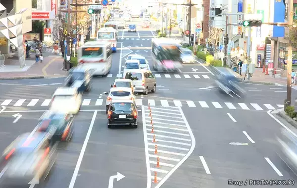 「入っちゃダメなんだっけ…」道路にある『ゼブラゾーン』は通行してもいいの？　弁護士に聞いた！