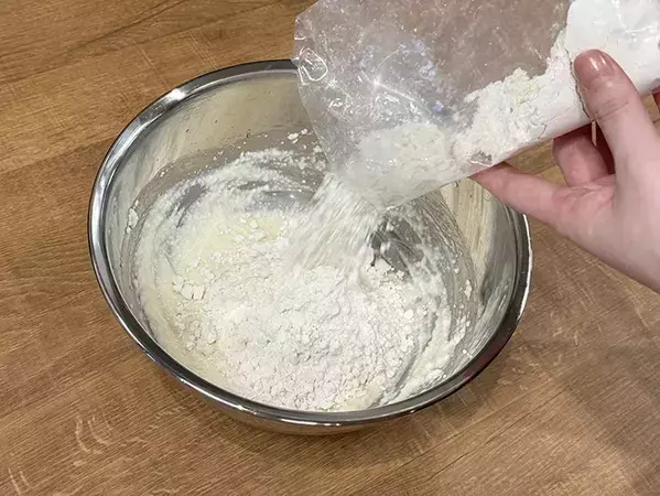 ホットケーキミックスに豆腐を混ぜて…　オーブンで焼いてできたのは？