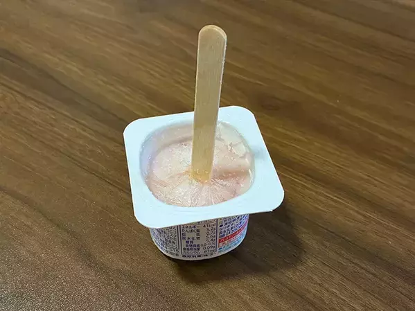 ヨーグルトにアイス棒1本をブスッ！　冷凍庫に入れるだけで、絶品スイーツが作れる