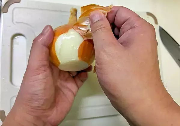 「少しつながった状態で根元を切って…」　プロ直伝！タマネギの皮を簡単に剥く方法