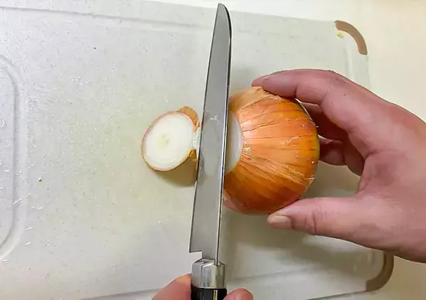 「少しつながった状態で根元を切って…」　プロ直伝！タマネギの皮を簡単に剥く方法