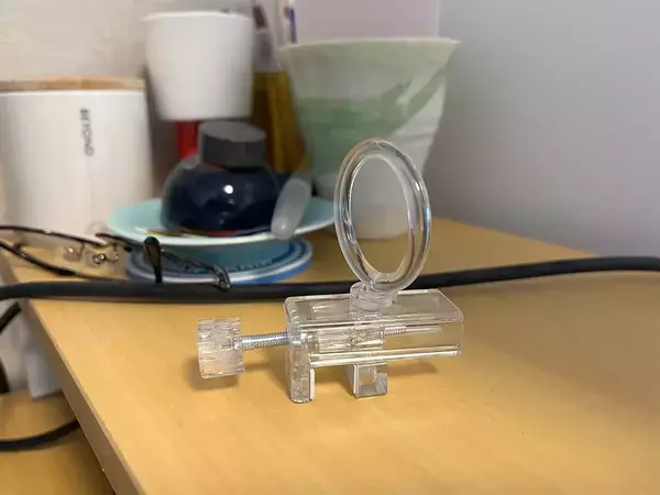 「これ机に使えるの？」　セリアのかもいリングフックをデスクに取り付けたら手放せなくなった！
