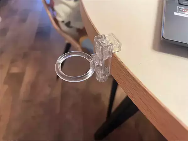 「これ机に使えるの？」　セリアのかもいリングフックをデスクに取り付けたら手放せなくなった！