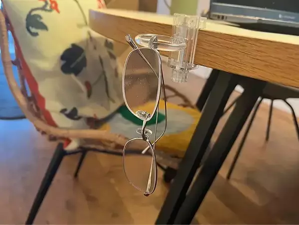 「これ机に使えるの？」　セリアのかもいリングフックをデスクに取り付けたら手放せなくなった！