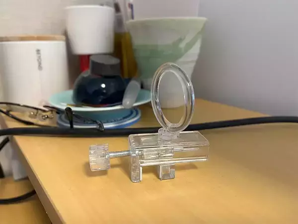 「これ机に使えるの？」　セリアのかもいリングフックをデスクに取り付けたら手放せなくなった！
