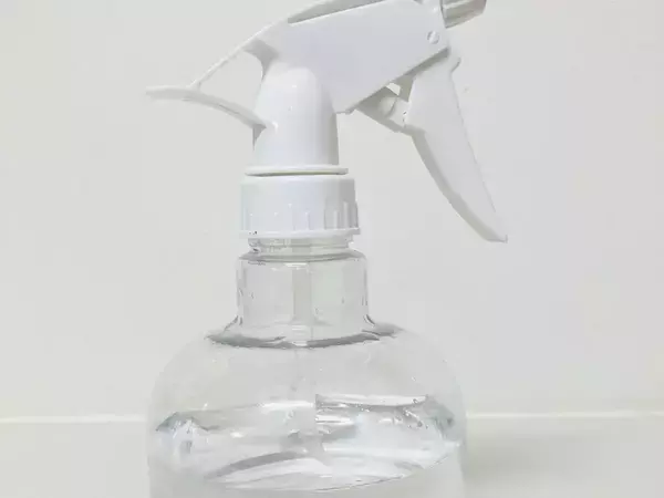 ダイソー『アルカリ電解水』の意外な使い方　家中のべたつきを1本で解決する裏技【掃除テク4選】