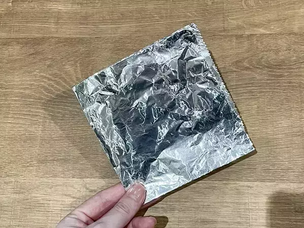 アルミホイルを2回折り畳んで…　容器に差すと「周りが汚れない」