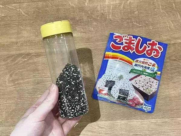 アルミホイルを2回折り畳んで…　容器に差すと「周りが汚れない」