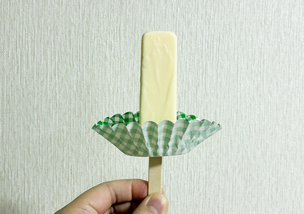 アイスがすぐ溶けて、手がベトベト…　『おかずカップ』を使う裏技に「外出先でも役立つ！」