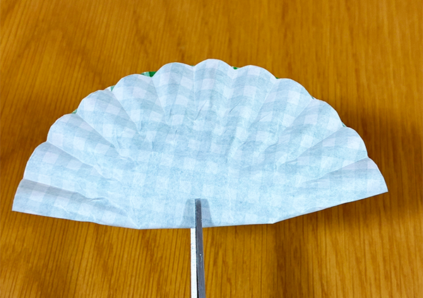 アイスがすぐ溶けて、手がベトベト…　『おかずカップ』を使う裏技に「外出先でも役立つ！」