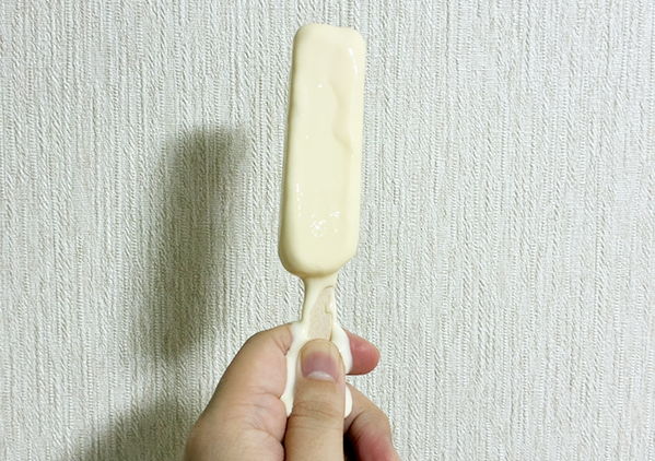 アイスがすぐ溶けて、手がベトベト…　『おかずカップ』を使う裏技に「外出先でも役立つ！」