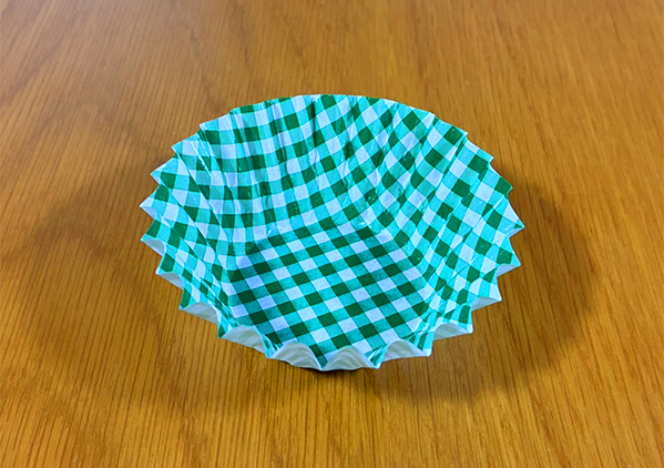 アイスがすぐ溶けて、手がベトベト…　『おかずカップ』を使う裏技に「外出先でも役立つ！」
