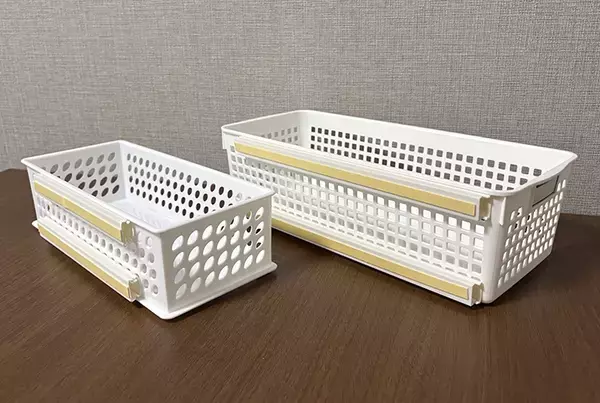 100均の『配線カバー』が便利！　ティッシュやリモコンに貼るだけで、デッドスペースを解消
