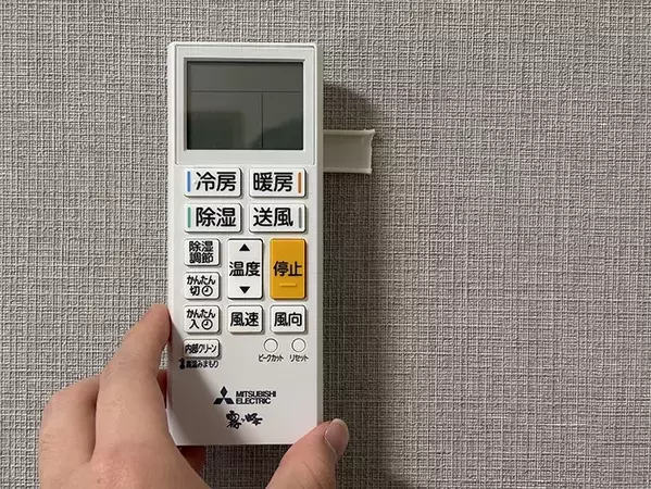 100均の『配線カバー』が便利！　ティッシュやリモコンに貼るだけで、デッドスペースを解消