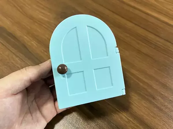 秘密道具みたいな100均『ドア型フック』　キッチンや玄関で便利な2つの使い道