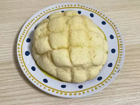 意外すぎる組み合わせ…！　メロンパンを焼いて、野菜を挟んでみたら？