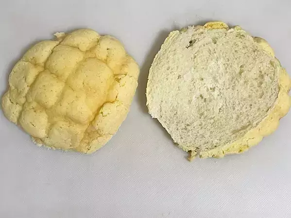 意外すぎる組み合わせ…！　メロンパンを焼いて、野菜を挟んでみたら？