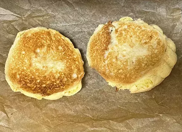 意外すぎる組み合わせ…！　メロンパンを焼いて、野菜を挟んでみたら？