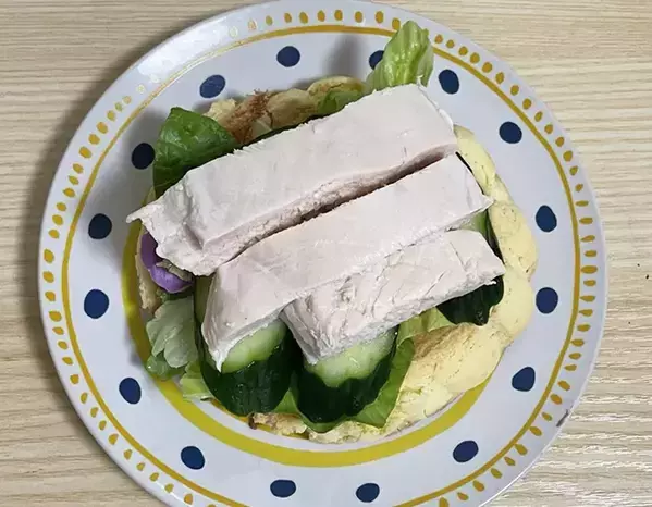 意外すぎる組み合わせ…！　メロンパンを焼いて、野菜を挟んでみたら？