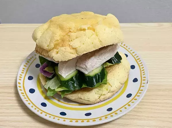 意外すぎる組み合わせ…！　メロンパンを焼いて、野菜を挟んでみたら？