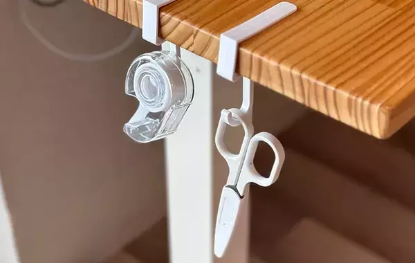 100均の『吊り戸棚用フック』は「部屋中で使える！」ほど便利　洗面台やテーブルに引っかけるだけでOK！