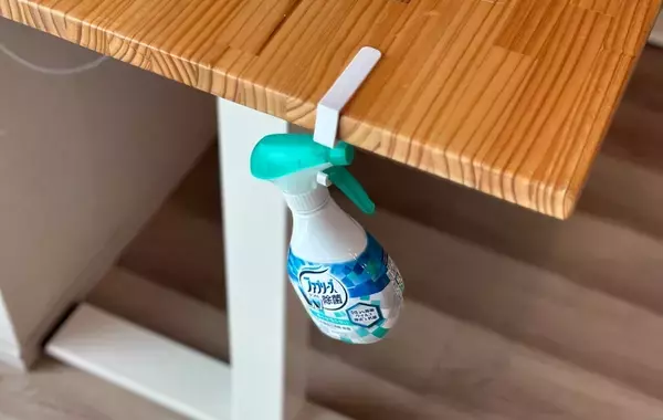 100均の『吊り戸棚用フック』は「部屋中で使える！」ほど便利　洗面台やテーブルに引っかけるだけでOK！