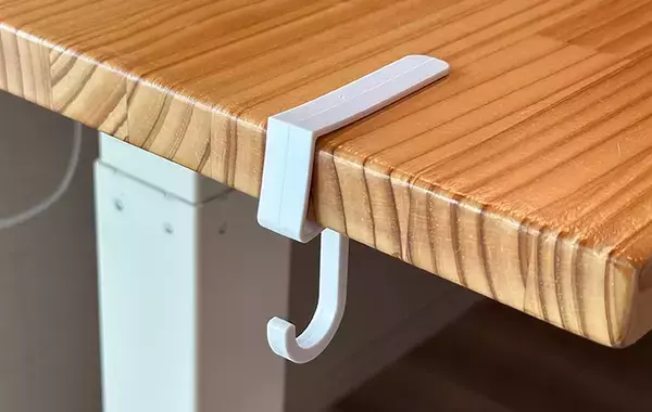 100均の『吊り戸棚用フック』は「部屋中で使える！」ほど便利　洗面台やテーブルに引っかけるだけでOK！