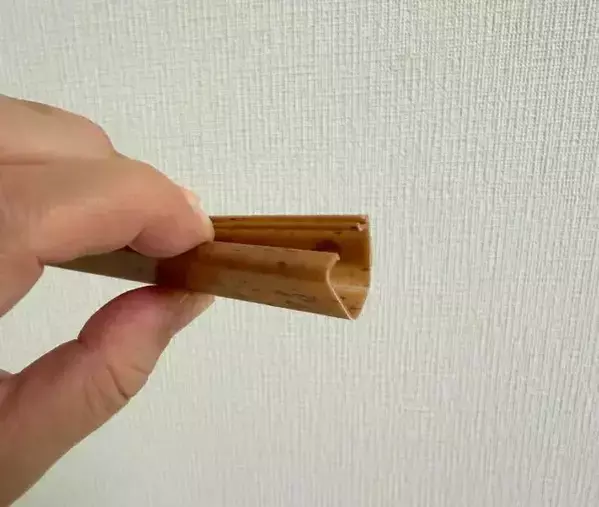 玄関ドアに『配線カバー』を貼るだけ！　110円で作れる『浮かせる収納』が便利すぎる