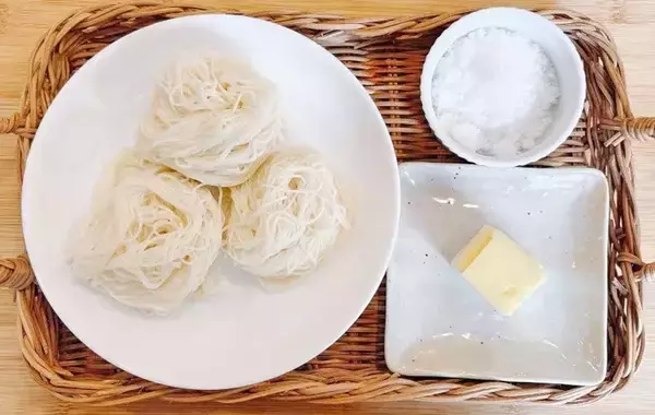 そうめんを『一口サイズ』に並べて？　完成品に「驚いた」「手が止まらない！」