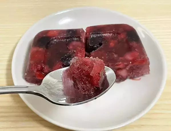 材料は2つだけ！　暑い日に食べたい『ひんやりスイーツ』のレシピに「シャーベットみたい」「すっきりした」