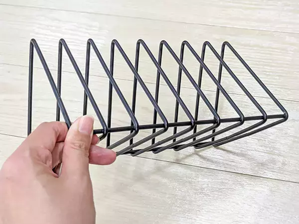 220円の『ワイヤーブックスタンド』がキッチンでも活躍！　ダイソーに聞いた意外な使い道に「調理ストレス減った」