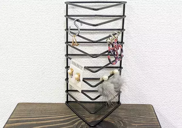 220円の『ワイヤーブックスタンド』がキッチンでも活躍！　ダイソーに聞いた意外な使い道に「調理ストレス減った」
